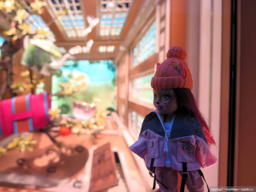 Лисичка Enchantimals на фоне витрин Hermès (фото 8)