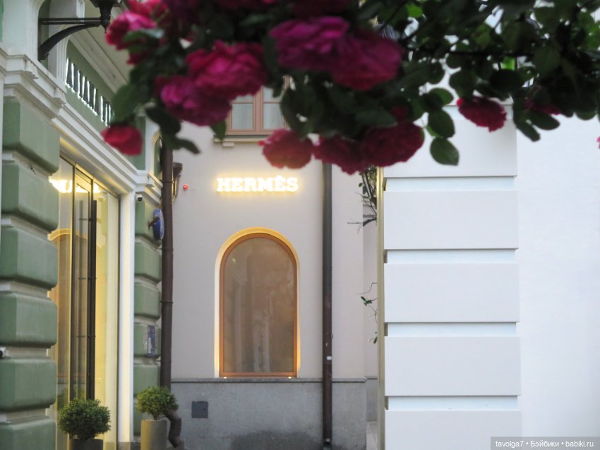 Лисичка Enchantimals на фоне витрин Hermès