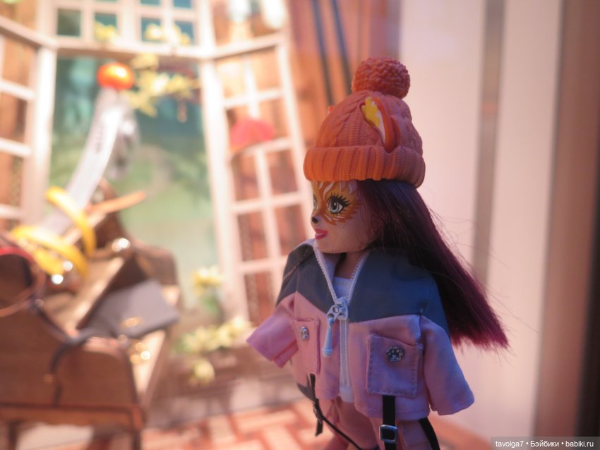 Лисичка Enchantimals на фоне витрин Hermès