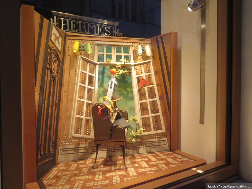 Лисичка Enchantimals на фоне витрин Hermès