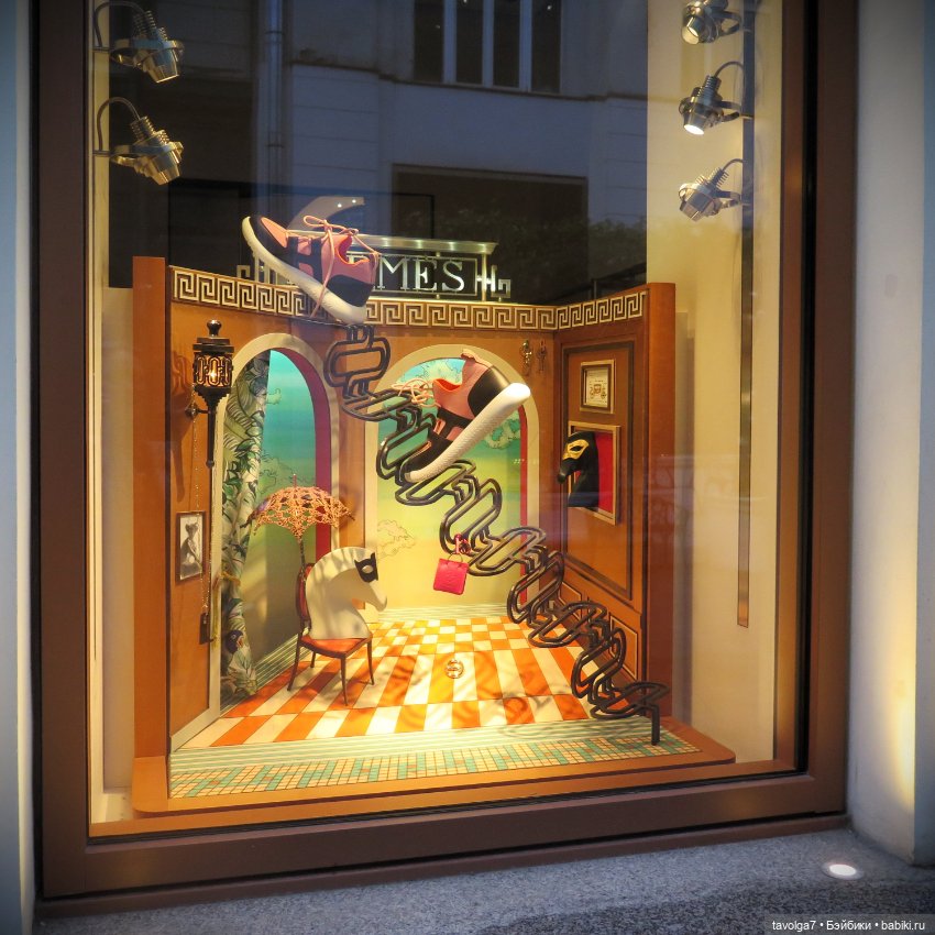 Лисичка Enchantimals на фоне витрин Hermès