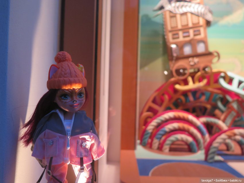 Лисичка Enchantimals на фоне витрин Hermès (фото 7)