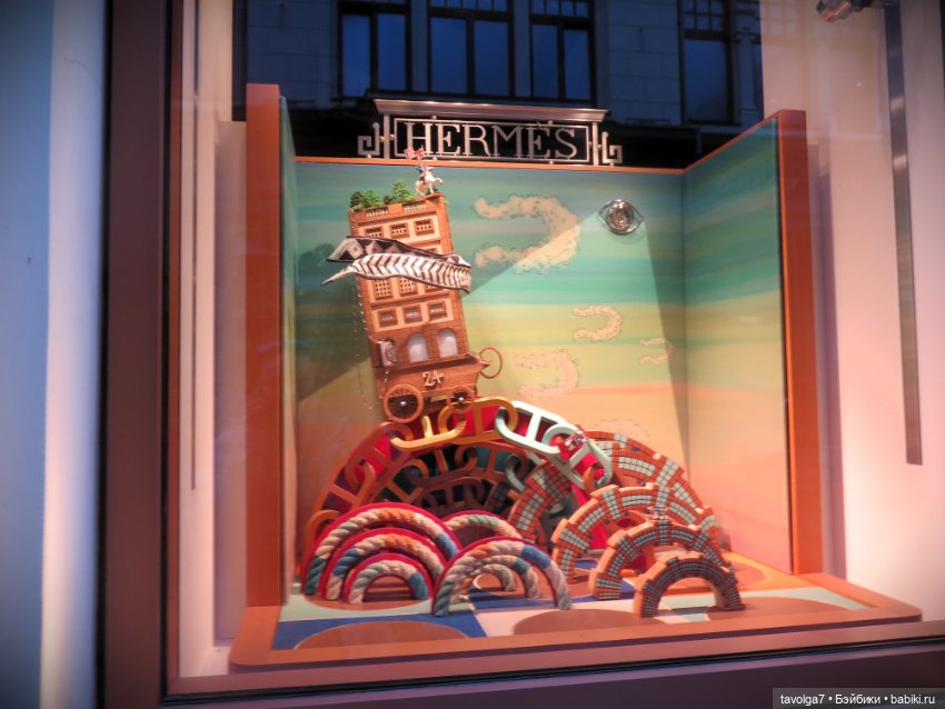 Лисичка Enchantimals на фоне витрин Hermès (фото 6)