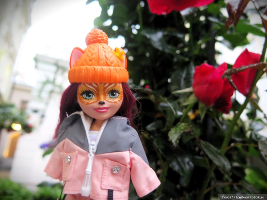 Лисичка Enchantimals на фоне витрин Hermès (фото 4)