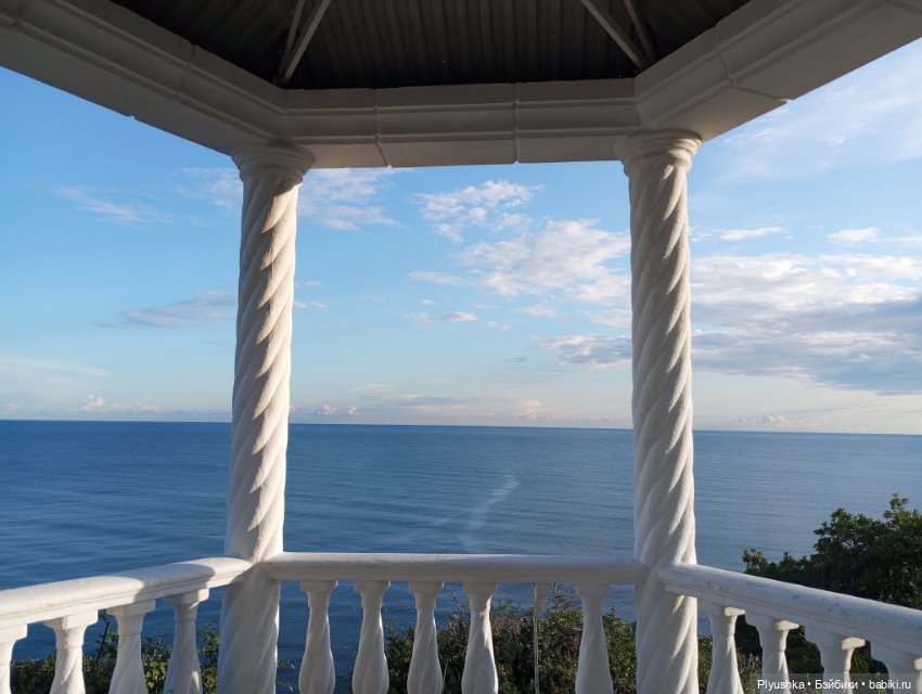 Красотки на море. Фотосессия у белой ротонды