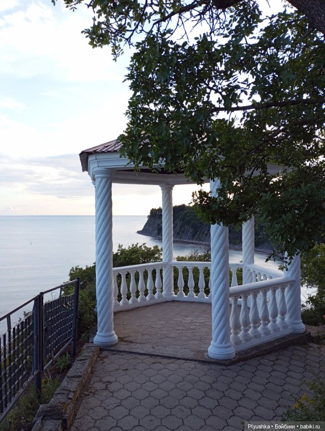 Красотки на море. Фотосессия у белой ротонды (фото 3)