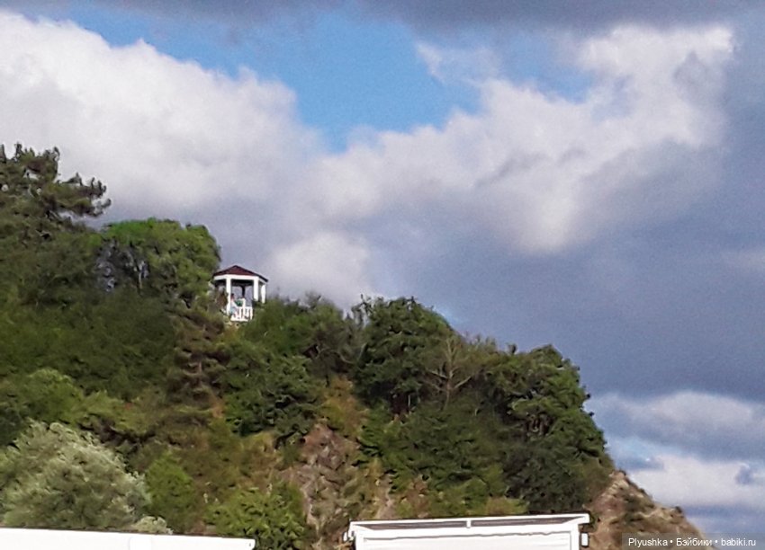 Красотки на море. Фотосессия у белой ротонды