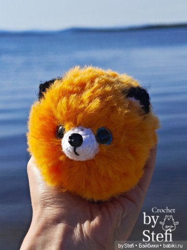 Пушистый лисик на прогулке