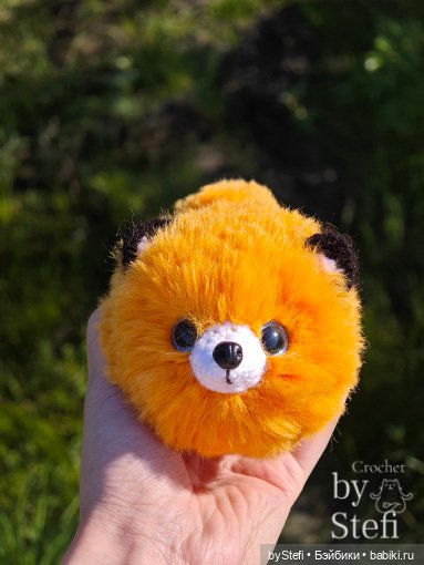 Пушистый лисик на прогулке