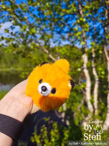 Пушистый лисик на прогулке