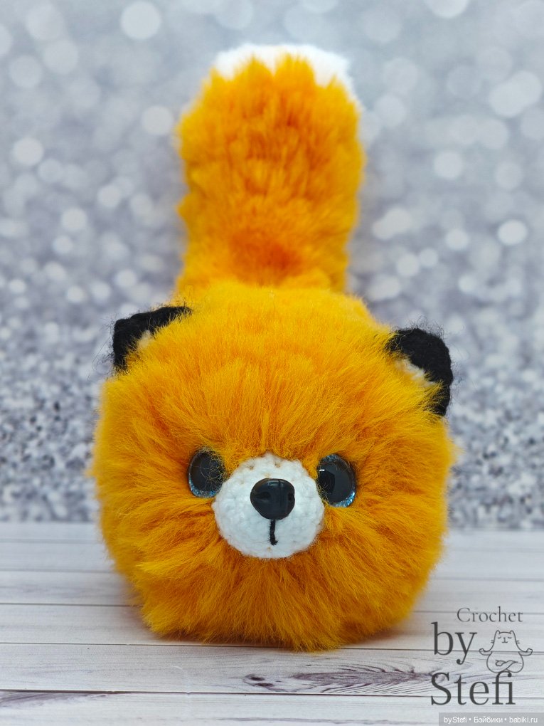 Пушистый лисик на прогулке