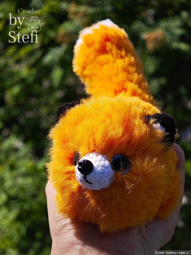 Пушистый лисик на прогулке