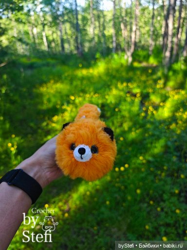 Пушистый лисик на прогулке