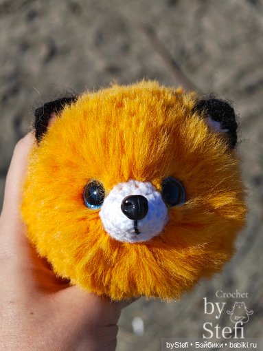 Пушистый лисик на прогулке