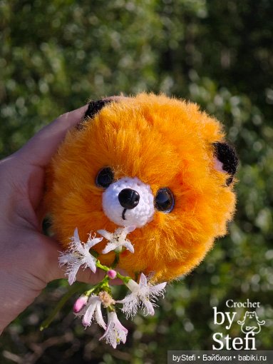 Пушистый лисик на прогулке