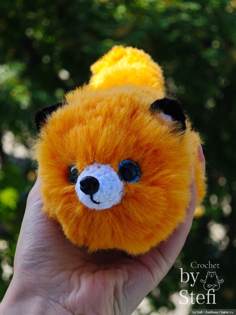 Пушистый лисик на прогулке