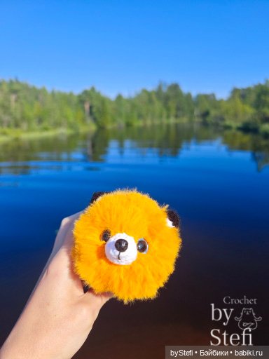 Пушистый лисик на прогулке