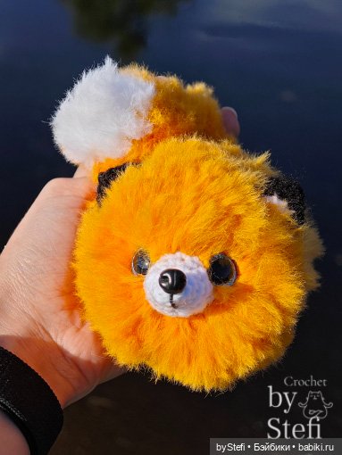 Пушистый лисик на прогулке