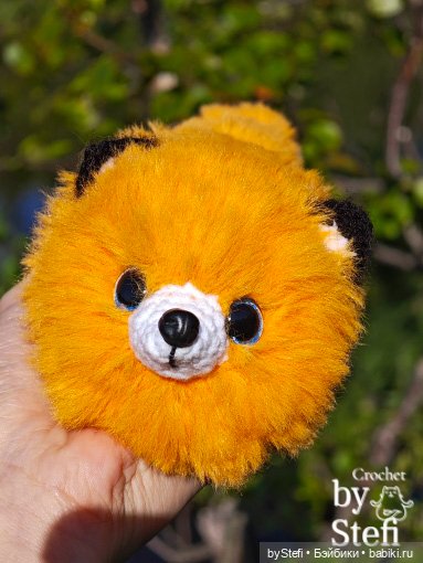 Пушистый лисик на прогулке