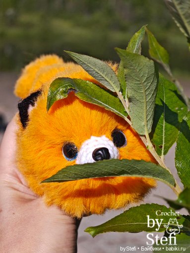 Пушистый лисик на прогулке