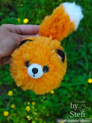 Пушистый лисик на прогулке