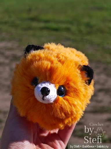 Пушистый лисик на прогулке