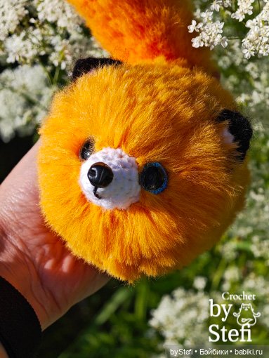 Пушистый лисик на прогулке