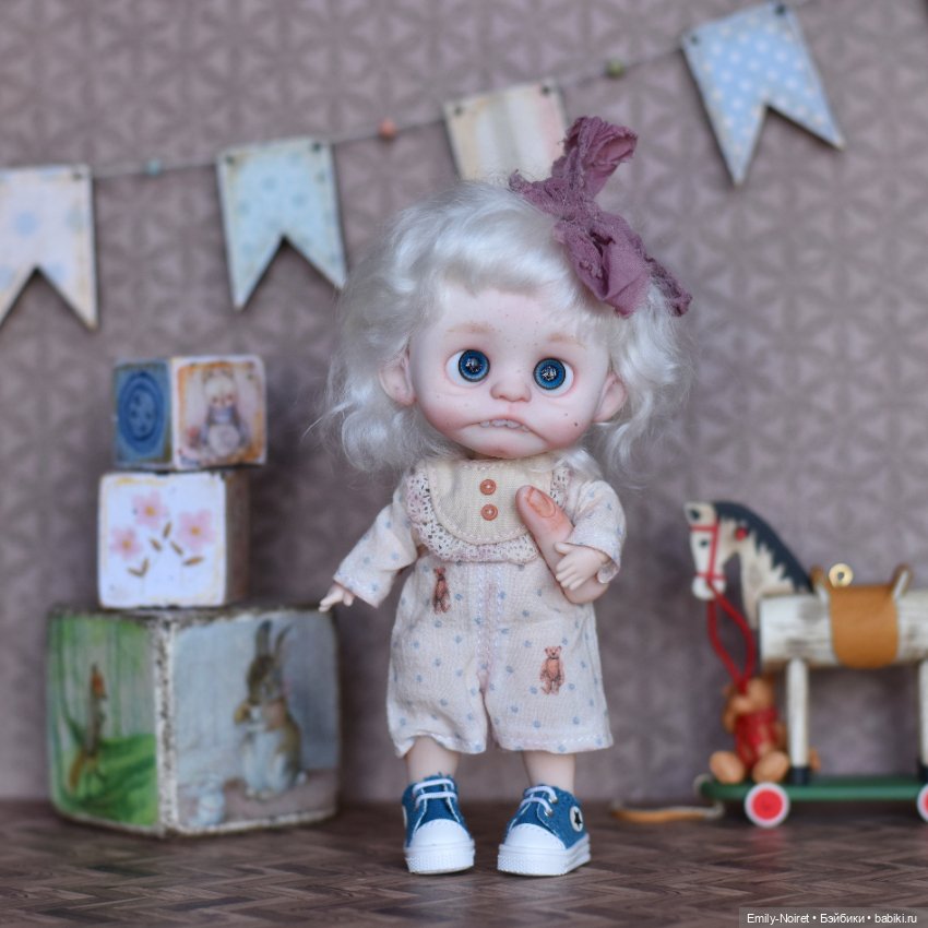 Тонечка... и чей-то пальчик