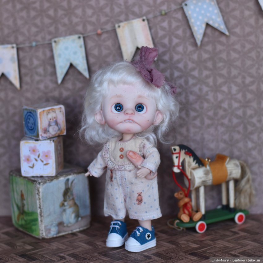 Тонечка... и чей-то пальчик (фото 2)