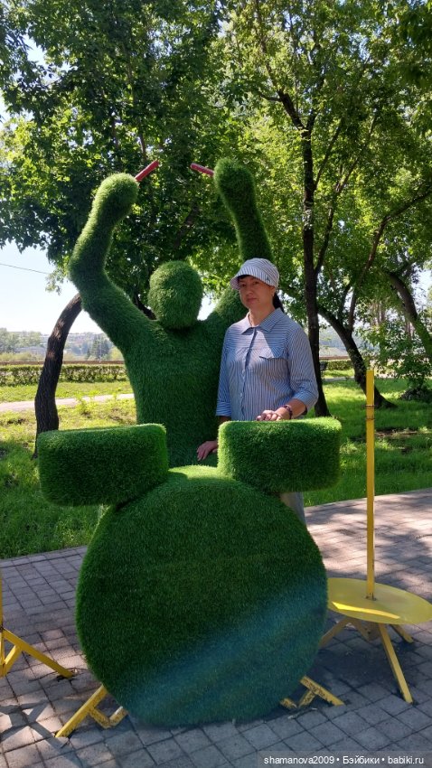 Топиарные скульптуры на Набережной р.Ангары (фото 6)