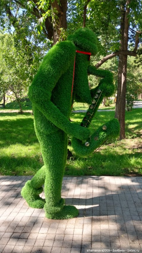 Топиарные скульптуры на Набережной р.Ангары (фото 3)