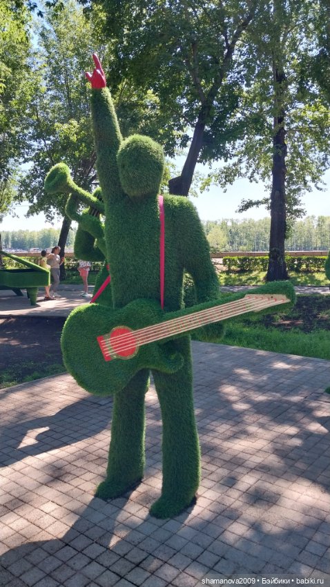 Топиарные скульптуры на Набережной р.Ангары (фото 5)