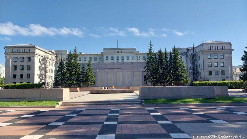 Топиарные скульптуры на Набережной р.Ангары