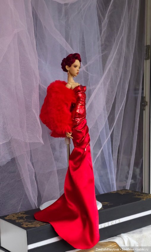 Платье из красного золота и парик комбинация вместе