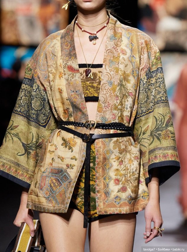 Август - вышивки от брошей до Dior