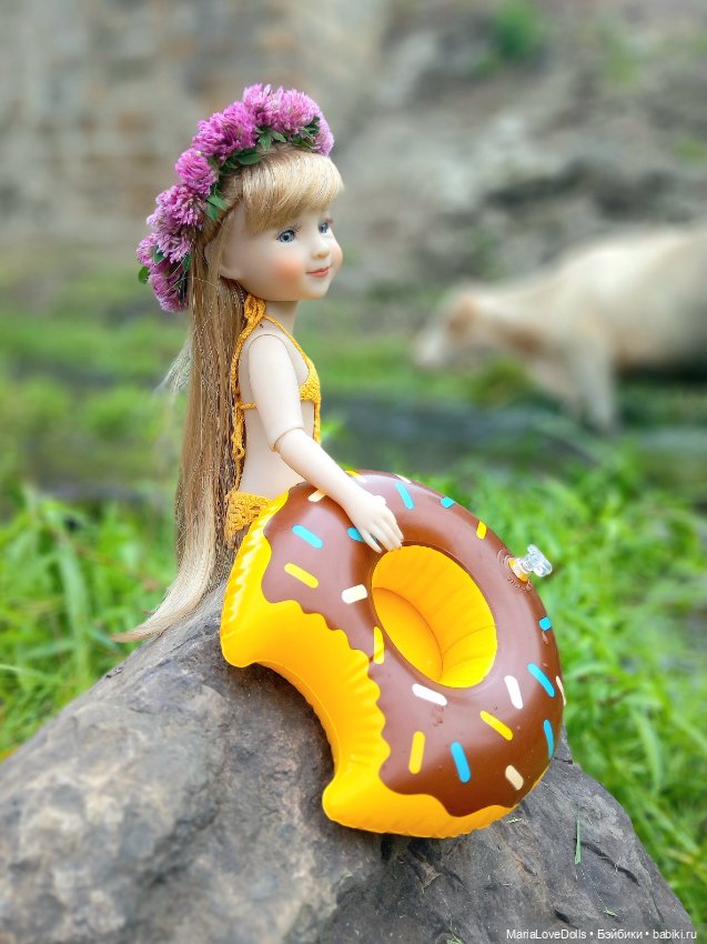 В окружении — Куклы Ruby Red (Руби Ред) Fashion Friends: Siblies (фото 4)