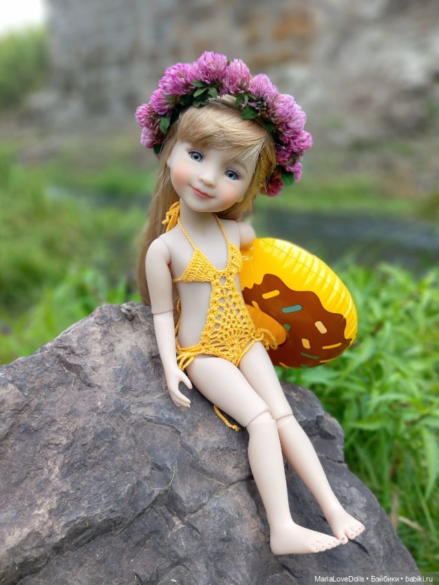 В окружении — Куклы Ruby Red (Руби Ред) Fashion Friends: Siblies (фото 3)