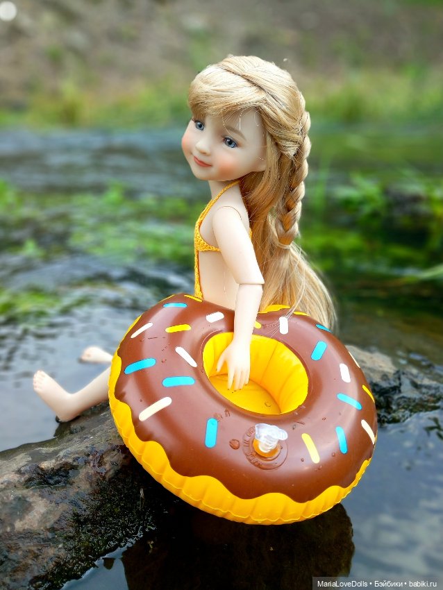 В окружении — Куклы Ruby Red (Руби Ред) Fashion Friends: Siblies (фото 10)