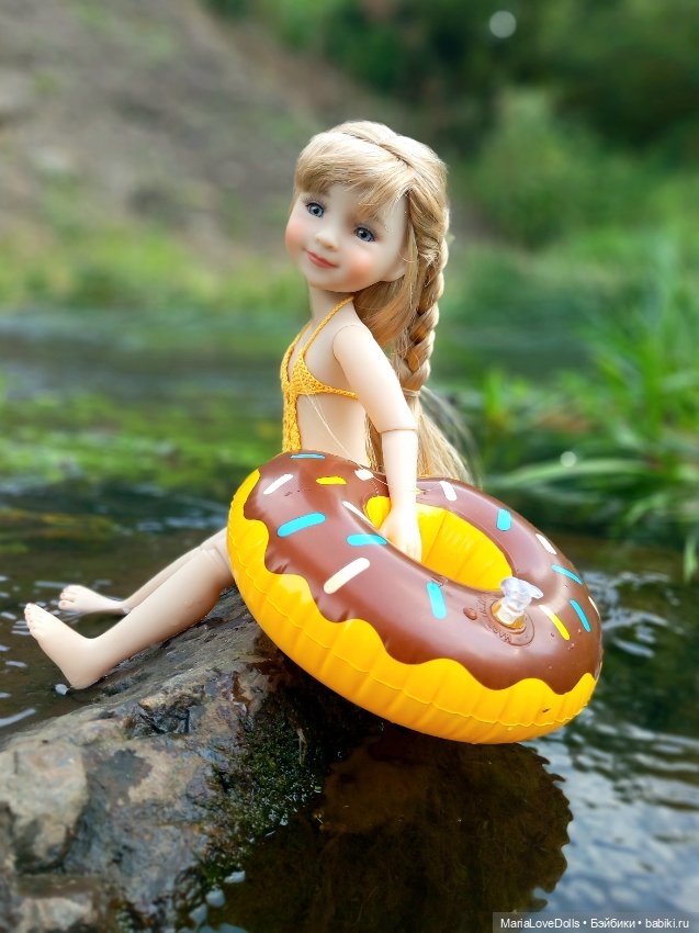 В окружении — Куклы Ruby Red (Руби Ред) Fashion Friends: Siblies (фото 6)