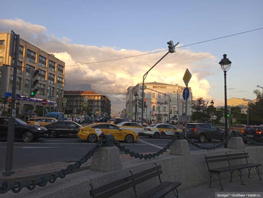 Lori и Eve Lynna - вечером в Москве