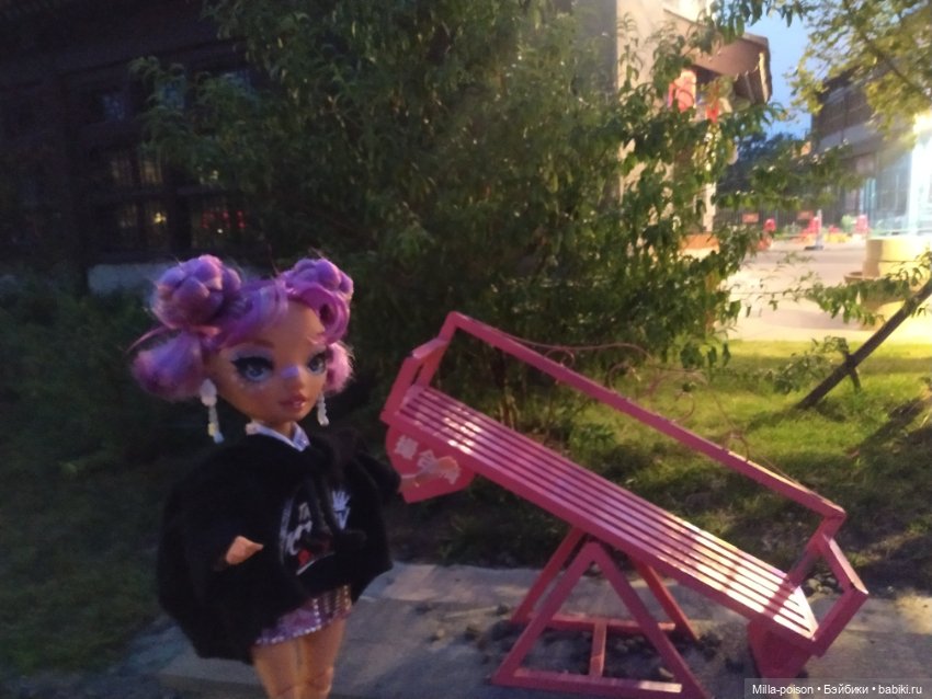 Лила прогулка мистическим вечером