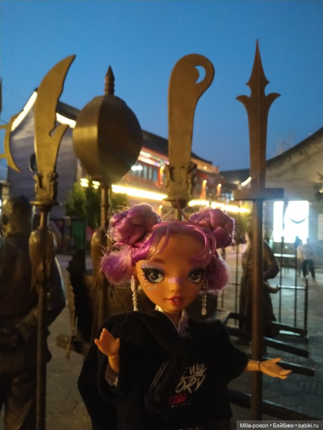 Лила прогулка мистическим вечером