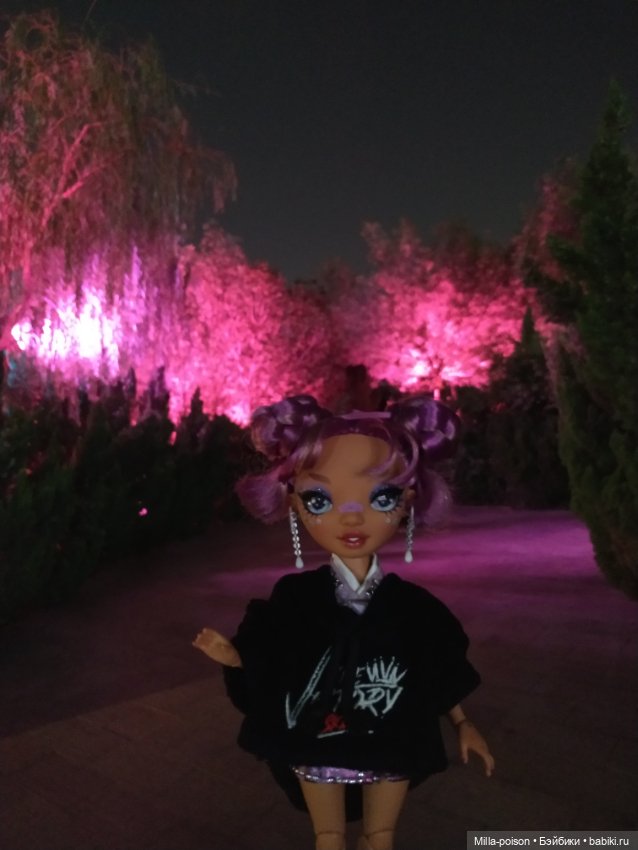 Лила прогулка мистическим вечером