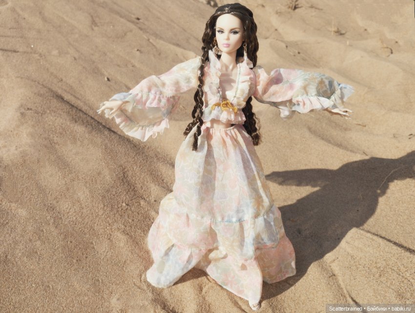 Нежная Тулабелль и песчаный пейзаж