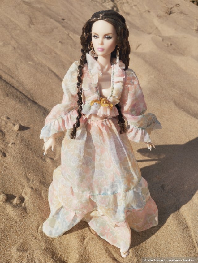 Нежная Тулабелль и песчаный пейзаж