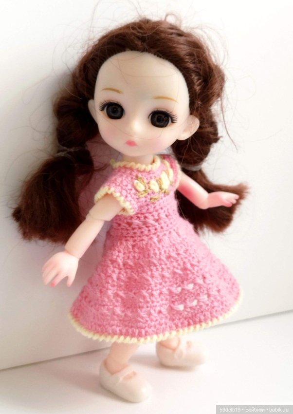 Платье крючком с вышивкой рококо для баболи 16 см