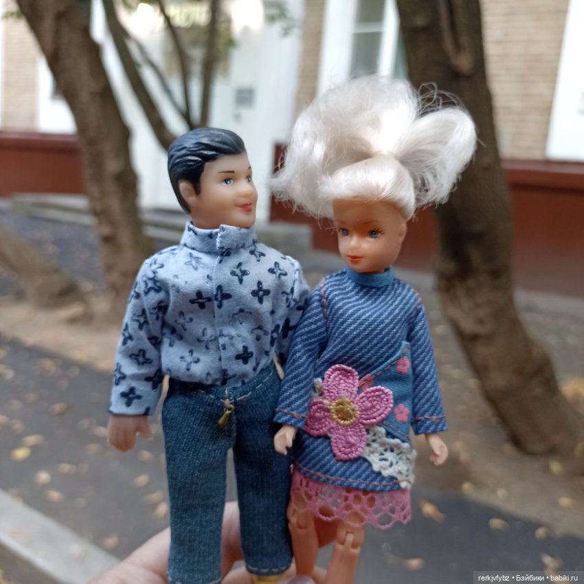 Прогулка с мелкими куклами