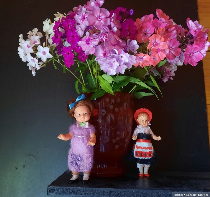 И опять Элечка на прогулке и с цветами🥰💜🌸🌼🌺