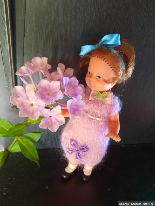 И опять Элечка на прогулке и с цветами🥰💜🌸🌼🌺