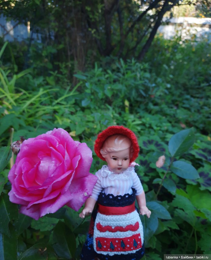 И опять Элечка на прогулке и с цветами🥰💜🌸🌼🌺